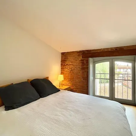 Superbe Duplex Climatise Place St Etienne, Parking アパート