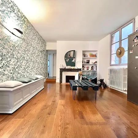 Апартаменты Superbe Duplex Climatise Place St Etienne, Parking